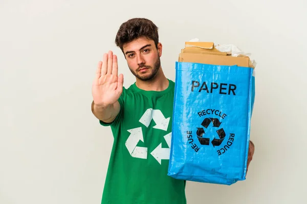 Junge Kaukasische Mann Recycling Karton Isoliert Auf Weißem Hintergrund Stehend — Stockfoto
