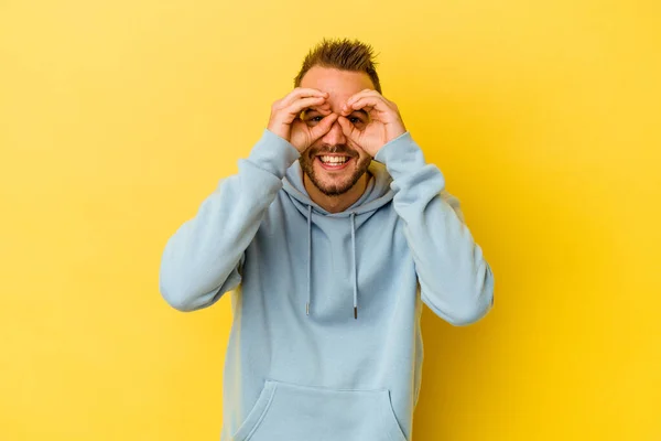 Junge Tätowierte Kaukasische Mann Isoliert Auf Gelbem Hintergrund Zeigt Okay — Stockfoto