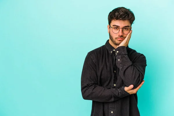 Joven Hombre Caucásico Aislado Sobre Fondo Azul Que Siente Triste —  Fotos de Stock