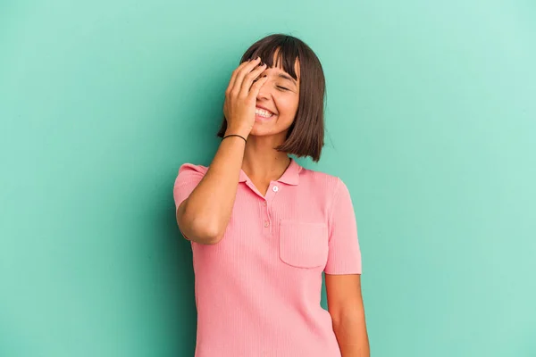 Mujer Joven Mestiza Aislada Azul Riendo Feliz Despreocupada Emoción Natural — Foto de Stock