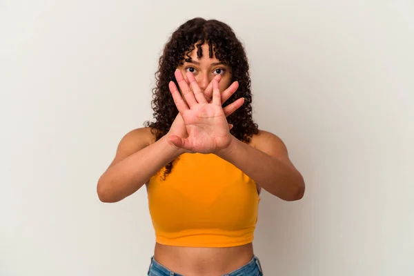 Jovem Mista Mulher Isolada Fundo Branco Fazendo Gesto Negação — Fotografia de Stock