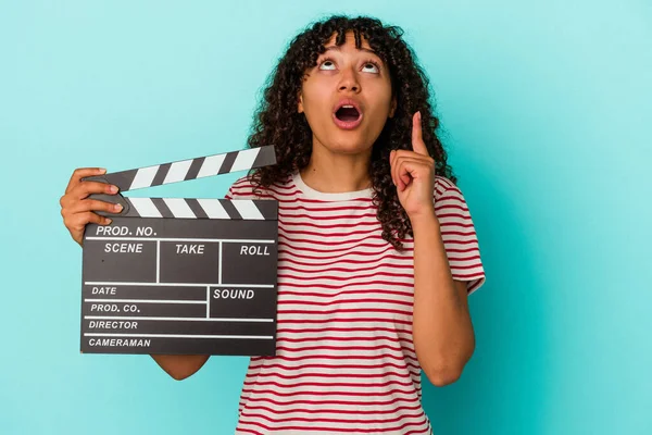 Jong Gemengd Ras Vrouw Houden Van Een Clapperboard Geïsoleerd Blauwe — Stockfoto