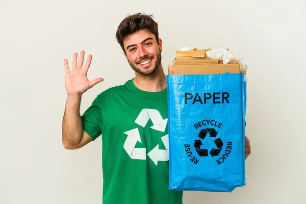 Junger Kaukasischer Mann Recycling Pappe Isoliert Auf Weißem Hintergrund Lächelnd — Stockfoto