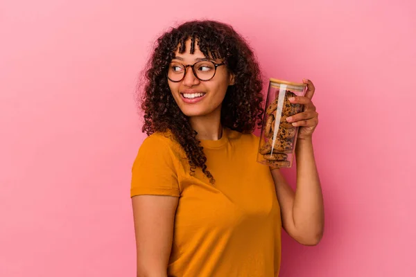 Joven Mujer Raza Mixta Sosteniendo Tarro Galletas Aisladas Sobre Fondo — Foto de Stock