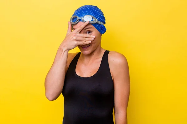 Giovane Donna Nuotatrice Australiana Isolata Sfondo Giallo Lampeggia Alla Fotocamera — Foto Stock