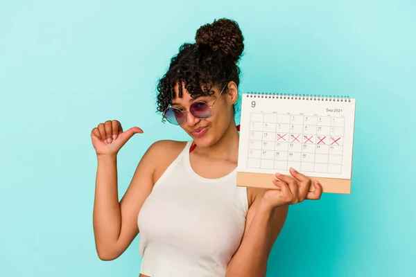 Jovem Mulher Raça Mista Segurando Calendário Isolado Fundo Azul Sente — Fotografia de Stock