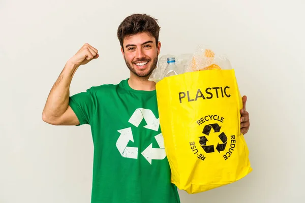 Ung Kaukasier Man Återvinning Plast Isolerad Vit Bakgrund Höja Näve — Stockfoto