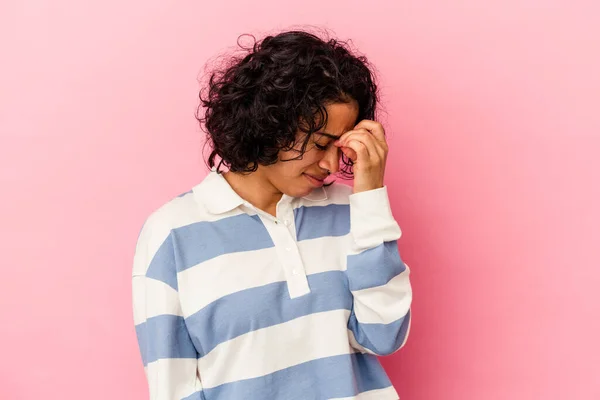 Jonge Krullende Latijn Vrouw Geïsoleerd Roze Achtergrond Met Een Hoofdpijn — Stockfoto