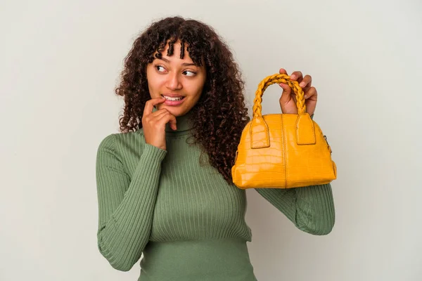 Jovem Mista Segurando Uma Bolsa Isolada Fundo Branco Relaxado Pensando — Fotografia de Stock