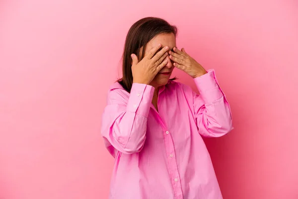 Pembe Arka Planda Soyutlanmış Orta Yaşlı Beyaz Kadın Elleriyle Gözlerini — Stok fotoğraf