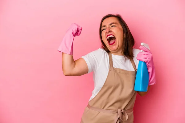 Biała Kobieta Średnim Wieku Sprzątanie Domu Odizolowany Różowym Tle Podniesienie — Zdjęcie stockowe