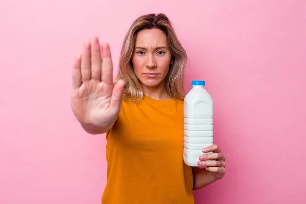 Ung Australisk Kvinna Håller Flaska Mjölk Isolerad Rosa Bakgrund Står — Stockfoto
