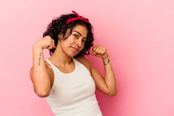 Jonge Krullende Latijn Vrouw Geïsoleerd Roze Achtergrond Stretching Armen Ontspannen — Stockfoto