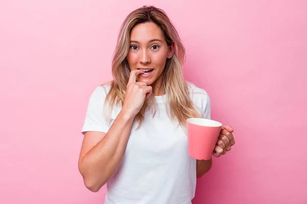 Ung Australisk Kvinna Som Håller Rosa Mugg Isolerad Rosa Bakgrund — Stockfoto