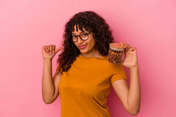 Jovem Mulher Raça Mista Segurando Frasco Amêndoa Isolado Fundo Rosa — Fotografia de Stock