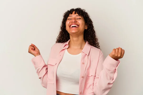 白い背景に隔離された若い混合人種の女性がリラックスして幸せな笑い 首は歯を示す伸展 — ストック写真