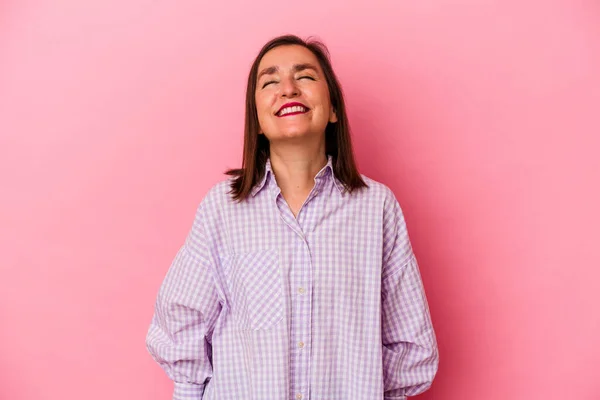 Καυκάσια Γυναίκα Μέσης Ηλικίας Απομονωμένη Ροζ Φόντο Γελάει Και Κλείνει — Φωτογραφία Αρχείου