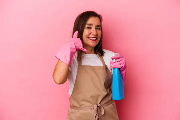Biała Kobieta Średnim Wieku Sprzątanie Domu Różowym Tle Pokazuje Telefon — Zdjęcie stockowe