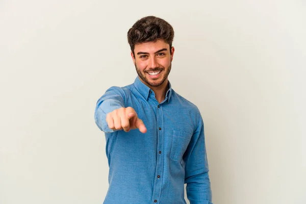 Joven Hombre Caucásico Aislado Sobre Fondo Blanco Apuntando Hacia Delante —  Fotos de Stock