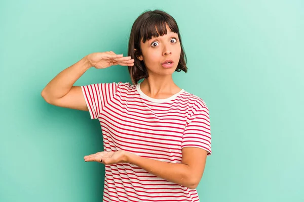 Giovane Donna Razza Mista Isolato Sul Blu Tenendo Qualcosa Con — Foto Stock