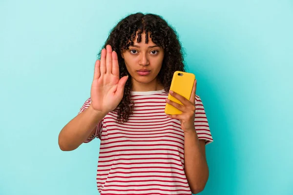 Ung Blandras Kvinna Som Håller Mobiltelefon Isolerad Blå Bakgrund Stående — Stockfoto