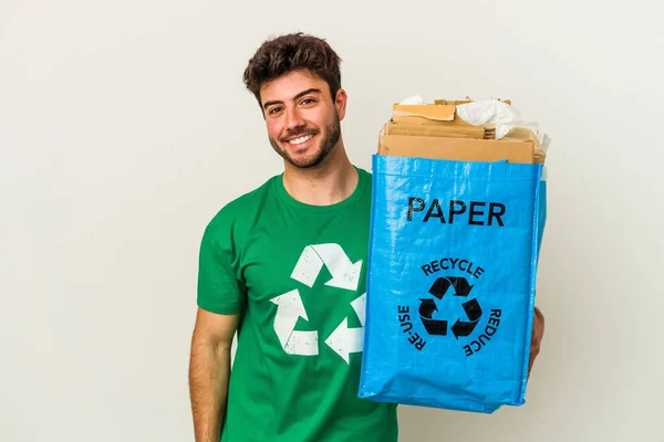 Junge Kaukasische Mann Recycling Karton Isoliert Auf Weißem Hintergrund Glücklich — Stockfoto