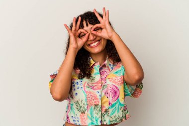 Beyaz arka planda izole edilmiş genç melez kadın gözlerde sorun olmadığını gösteriyor.