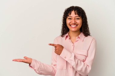 Beyaz arka planda izole edilmiş genç melez bir kadın heyecanlı bir şekilde elinde bir kopyasını tutuyor..