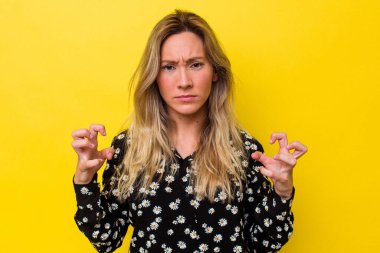 Genç Avustralyalı kadın yalnız başına gergin elleriyle çığlık atıyor..