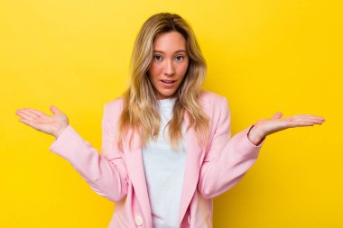 Avustralyalı genç bir kadın izole edilmiş. Kafası karışık ve omuz silkiyor. Kopya alanını tutmak için..