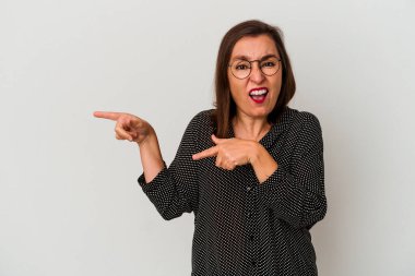 Beyaz arka planda izole edilmiş orta yaşlı beyaz kadın işaret parmağıyla fotokopi alanını işaret ederek heyecan ve arzusunu ifade ediyor..