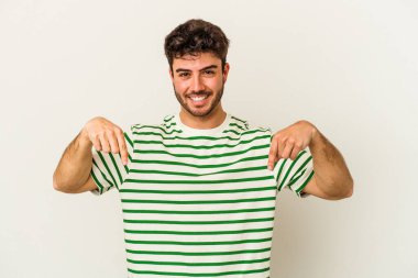 Beyaz arka planda izole edilmiş genç beyaz bir adam parmakları aşağıda, olumlu bir his var..