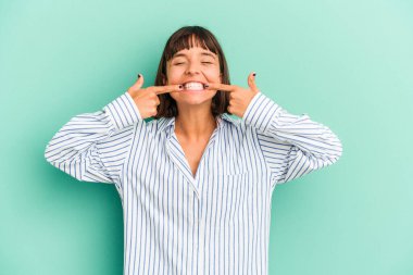 Mavi tebessümlerle izole edilmiş genç, melez bir kadın, parmaklarını ağzıma uzatıyor..