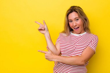 Avustralyalı genç bir kadın yalnız, işaret parmağıyla işaret etmek için heyecanlı..