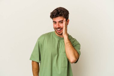 Beyaz arka planda izole edilmiş beyaz bir adam heyecanlı bir şekilde bağırıyor..