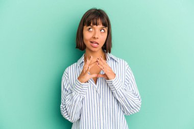 Genç melez kadın, mavi ırktan izole edilmiş. Aklında bir plan kuruyor..