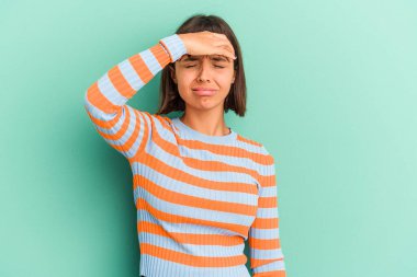 Genç melez kadın maviden izole edilmiş şakaklara dokunuyor ve başı ağrıyor..