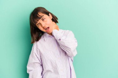 Genç melez kadın, sakin yaşam tarzından dolayı mavi boyunda acı çeken izole edilmiş..