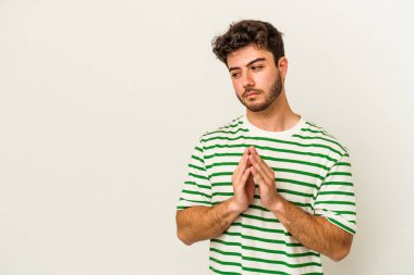 Kafkasyalı genç bir adam beyaz arka planda izole edildi. Aklında bir plan oluşturdu..