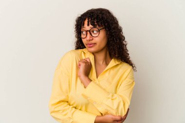 Genç melez kadın beyaz arka planda soyutlanmış kafası karışmış, şüpheli ve güvensiz hissediyor..