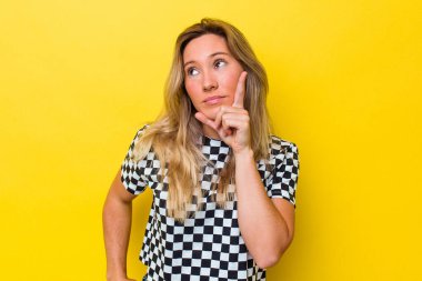 Avustralyalı genç bir kadın, düşüncelere daldı, bir strateji planladı, bir iş yolu düşündü..