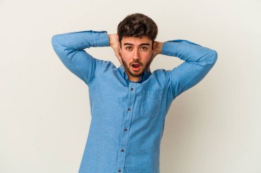 Beyaz arka planda izole olmuş genç beyaz bir adam çığlık atıyor, çok heyecanlı, tutkulu, bir şeyden memnun..