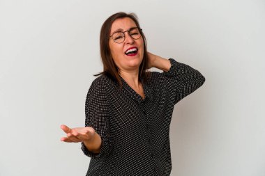 Beyaz arka planda izole edilmiş orta yaşlı beyaz kadın öfkeyle bağırıyor..