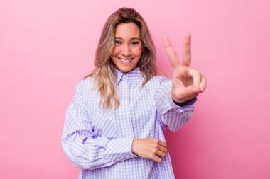 Avustralyalı genç bir kadın iki numarayı parmaklarıyla gösterdi..