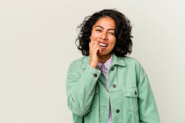 Beyaz arka planda izole edilmiş, tırnak yiyen, gergin ve endişeli genç kıvırcık Latin kadın..