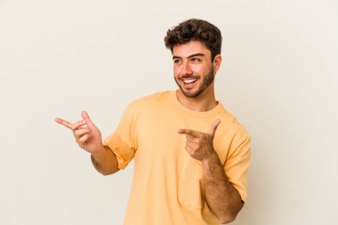 Beyaz arka planda izole edilmiş beyaz bir adam neşeli bir şekilde gülüyor. Mutluluk kavramı.