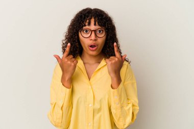 Beyaz arka planda izole edilmiş, ağzı açık, üst tarafı gösteren genç melez bir kadın..