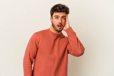 Beyaz arka planda izole genç beyaz adam şok, o önemli bir toplantı hatırladı.