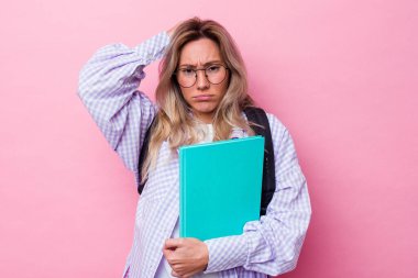 Pembe arka planda izole genç Avustralyalı kadın şok geçiriyordu. Önemli bir toplantıyı hatırladı..