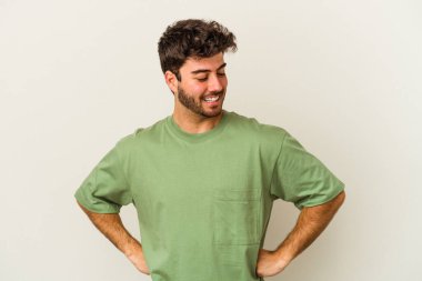 Beyaz arka planda izole edilmiş beyaz bir adam. Kendine güveniyor. Kalçaları tutuyor..